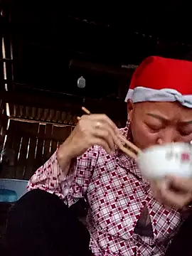 Agnes-baby: διαδικτυακό σόου στην κάμερα