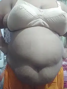 momo_loves Pertunjukan Webcam