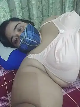 momo_loves Adlı Modelin Canlı XXX Sohbeti