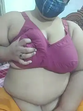 Pokazy przed kamerką – momo_loves