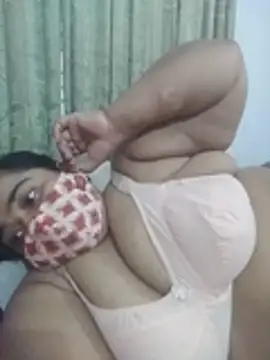 Pokazy przed kamerką – momo_loves