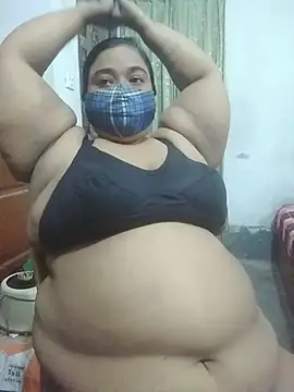 Pokazy przed kamerką – momo_loves