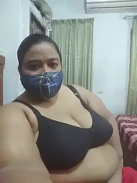 momo_loves Show in webcam