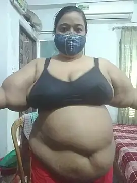 momo_loves webcam show