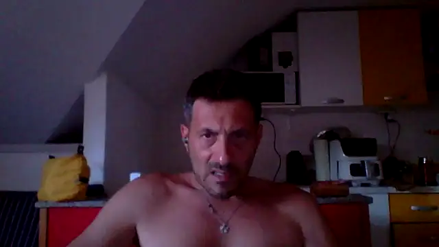 colosone: διαδικτυακό σόου στην κάμερα