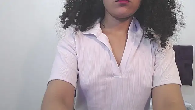 Chatroom XXX en direct de Little18Doll