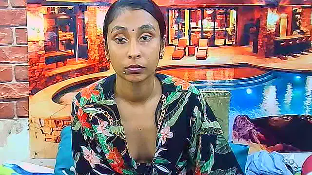 IndianSexyButt Adlı Modelin Canlı XXX Sohbeti