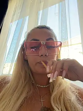 AlmaBby Live XXX-Chat