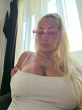 AlmaBby Chat XXX live
