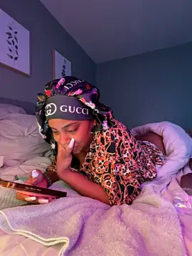 TheRealOshunQueen Show in webcam