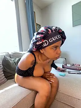 TheRealOshunQueen Show in webcam