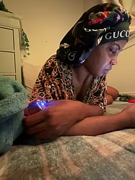 TheRealOshunQueen: διαδικτυακό σόου στην κάμερα