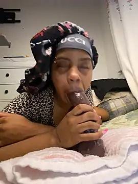 TheRealOshunQueen Show in webcam
