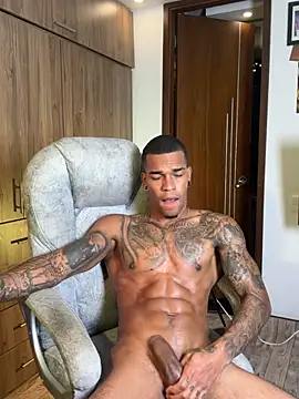 blackboy-strong Adlı Modelin Web Kamerası Şovu