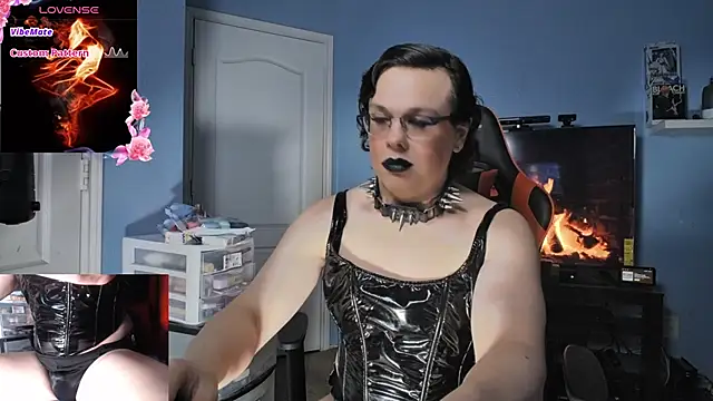 הופעת וובקאם של MidnightDollVeronica