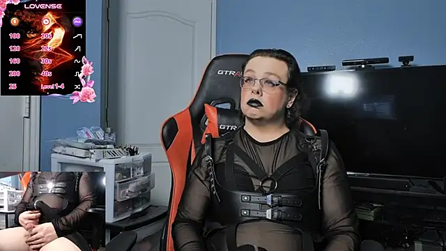 הופעת וובקאם של MidnightDollVeronica