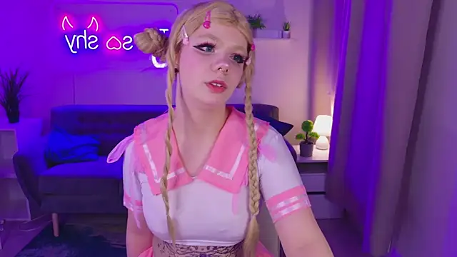 Waifu_Ketrin: διαδικτυακό σόου στην κάμερα