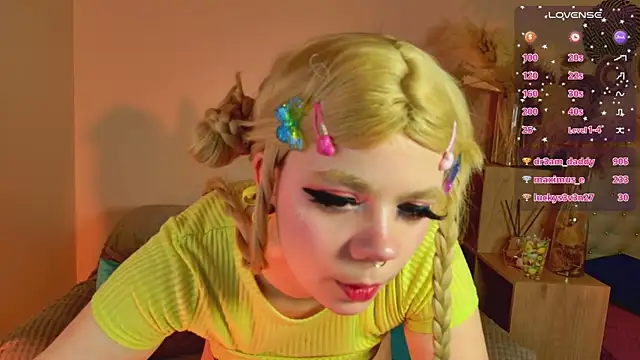 Waifu_Ketrin Show in webcam