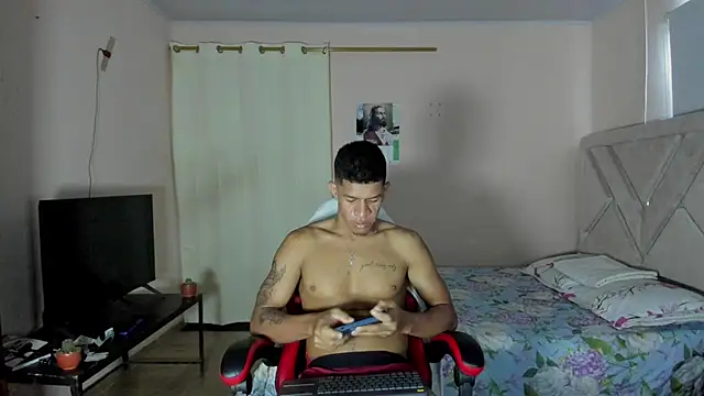Toptony22 Show in webcam