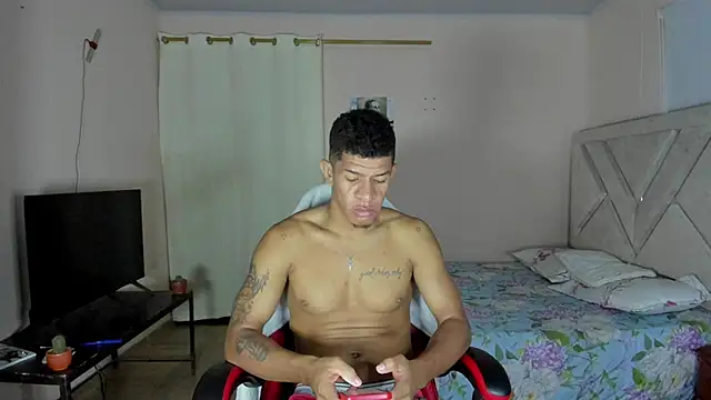 Show modela Toptony22 na web-kameri