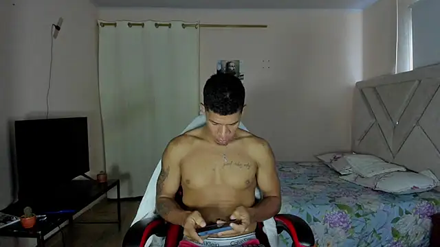 Toptony22 Show in webcam