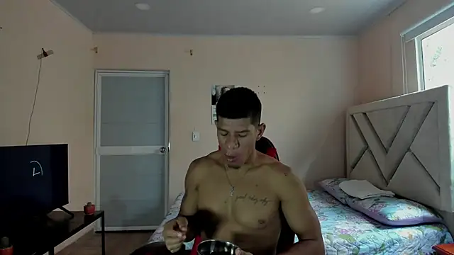 Toptony22 Show in webcam