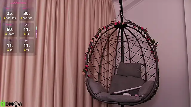 JulietNova: διαδικτυακό σόου στην κάμερα