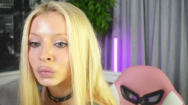 LanaReals Adlı Modelin Canlı Sohbet Odası