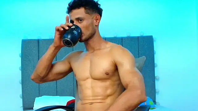 Adonys_Lewis_ Adlı Modelin Web Kamerası Şovu