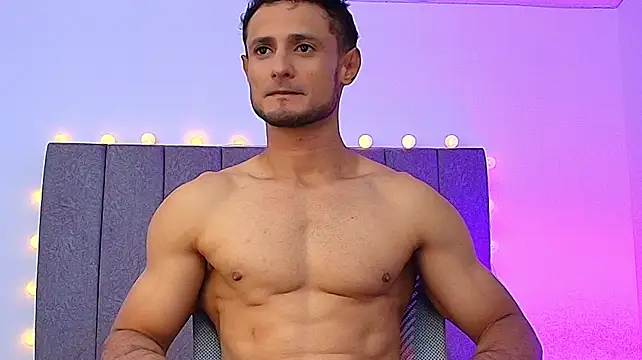 Pokazy przed kamerką – Adonys_Lewis_