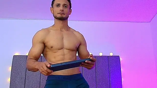 Pokazy przed kamerką – Adonys_Lewis_