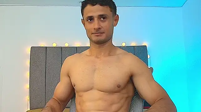 Pokazy przed kamerką – Adonys_Lewis_