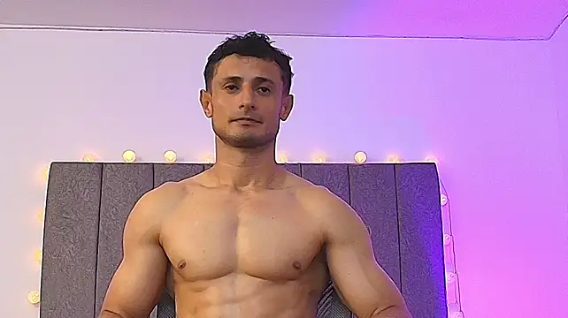 Show modela Adonys_Lewis_ na web-kameri