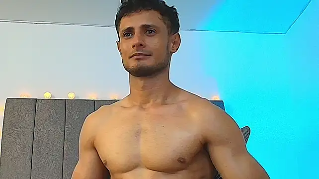 Adonys_Lewis_: διαδικτυακό σόου στην κάμερα