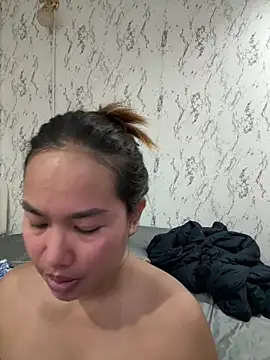 Ponthip 在線直播表演