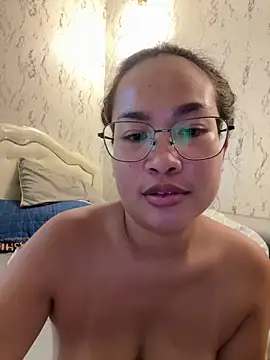 Ponthip 在線直播表演
