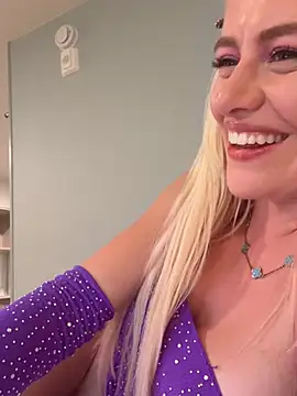 blondebunny999_999's Webcam Show