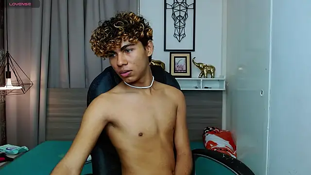 โชว์เว็บแคมของ Anyelo_Twink