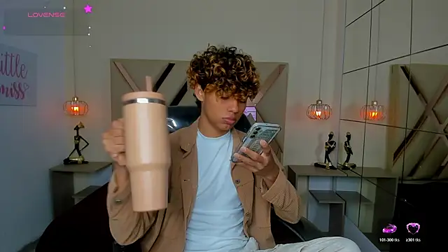 Anyelo_Twink Pertunjukan Webcam