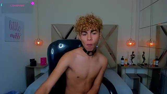 Anyelo_Twink Show in webcam