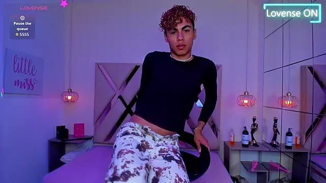 Anyelo_Twink Pertunjukan Webcam
