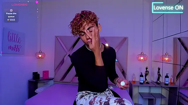 Pertunjukan Kamera Web Anyelo_Twink