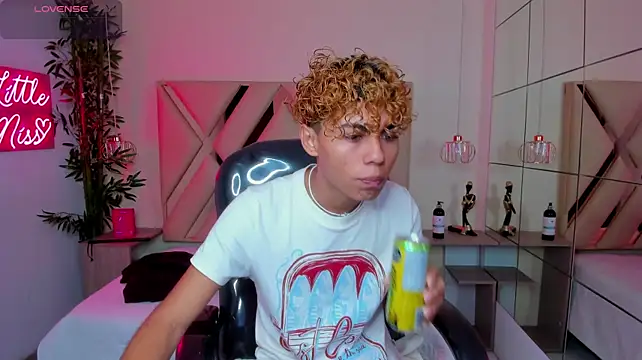 Anyelo_Twink Webcam-Show