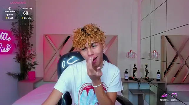 Anyelo_Twink Show in webcam
