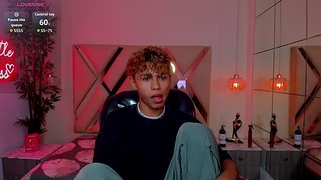 Anyelo_Twink Pertunjukan Webcam