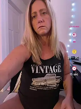 FoxyMillie Show in webcam