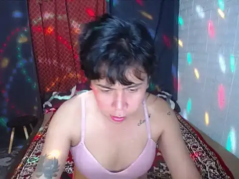 Show modela BriannaCruz24 na web-kameri