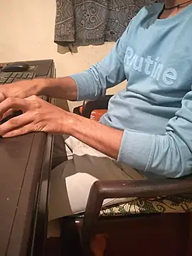 monstrous_bull Adlı Modelin Web Kamerası Şovu