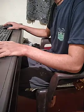 monstrous_bull Pertunjukan Webcam