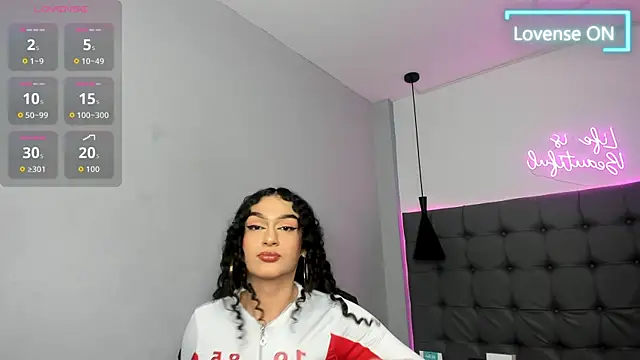 scarletcherry18 Show Webcam